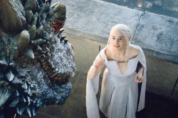 39 yaşındaki Emilia Clarke, "Game of Thrones'un ne olduğunu objektif biçimde görebilmem için sanırım 90'larımı beklemem gerekecek" diyor (HBO)