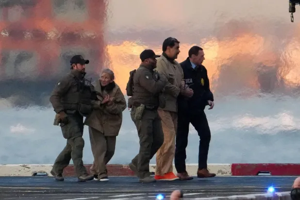 Maduro, New York'ta çıkarıldığı mahkemede kendisine yöneltilen "uyuşturucu terörizmi, kokain kaçakçılığı, ABD’ye karşı eylemlerde kullanılmak üzere makineli tüfek ve yıkıcı cihazlara sahip olma" suçlamalarını reddetmişti (Reuters)