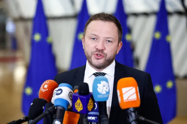 وزير خارجية إستونيا مارغوس تساهكنا يتحدث للصحافيين عقب اجتماع وزراء خارجية التكتل في بروكسل (أ.ف.ب)