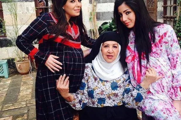 «أم زكي» الداية الشهيرة في مسلسل «باب الحارة» الفنانة السورية هدى شعراوي (متداولة)