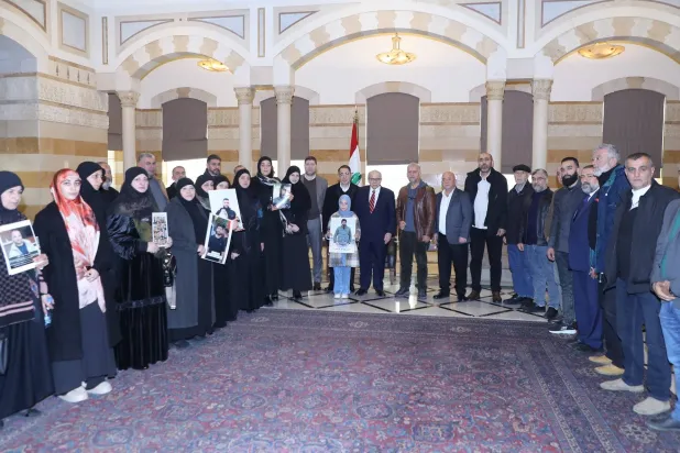 رئيس الحكومة نواف سلام متوسطاً النائب حسين الحاج حسن وأهالي الأسرى في السجون الإسرائيلية (رئاسة الحكومة)