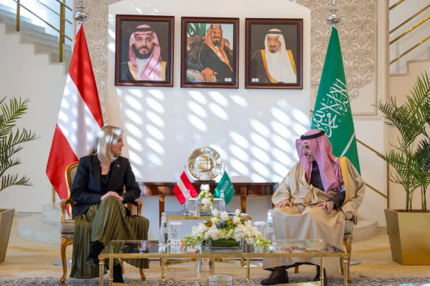 الأمير فيصل بن فرحان والوزيرة بياته ماينل رايزنجر خلال لقائهما في الرياض الخميس (الخارجية السعودية)