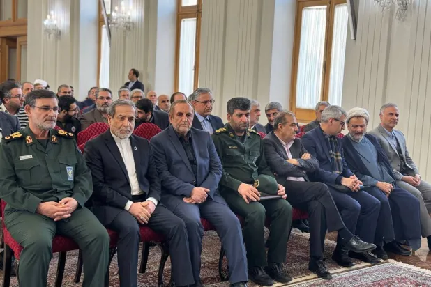 عراقجي يجلس بجوار قائد الوحدة البحرية علي رضا تنكسيري خلال مراسم ذكرى قاسم سليماني (الخارجية الإيرانية)