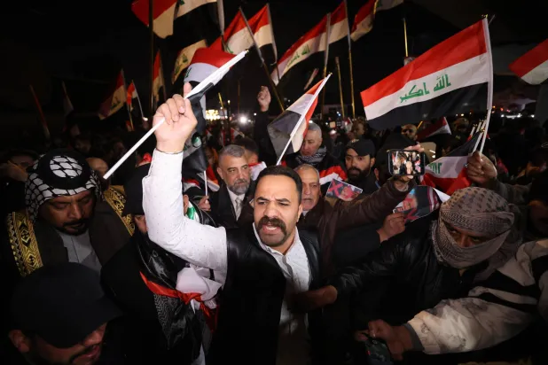 مؤيدون لنوري المالكي يتظاهرون مساء الأربعاء 28 يناير خارج «المنطقة الخضراء» في بغداد تنديداً بكلام الرئيس الأميركي دونالد ترمب (أ.ف.ب)