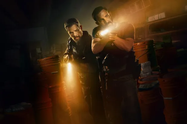 The Rip, harap bir evde milyonlarca dolarlık nakit para bulan polis ekibinin, bu keşfiyle dengeleri altüst olan dünyasını anlatıyor (Netflix)