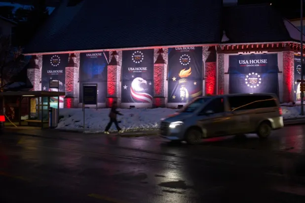 Dolandırıcılar, milyarderlere Davos güvenlik sınırının dışındaki ABD Evi binasına sahte VIP giriş bileti sattı. Trump yönetimi yetkilileri, Davos etkinliği sırasında bu mekanda bulunacak (AP)