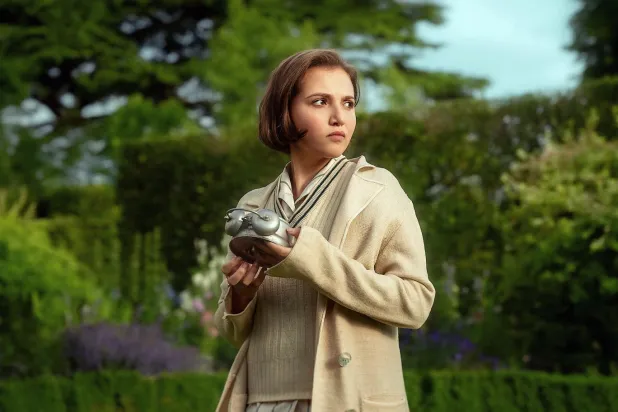 28 yaşındaki Mia McKenna-Bruce, Cannes'dan ödülle dönen 2023 yapımı drama Nasıl Seks Yapacağız?'daki (How to Have Sex) rolüyle de tanınıyor (Netflix)