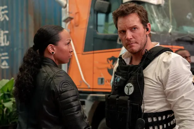 Merhamet Yok'ta 46 yaşındaki Chris Pratt'e (sağda) ortağı rolünde True Detective: Night Country'yle tanınan Kali Reis (solda) eşlik ediyor (Sony Pictures Releasing International)