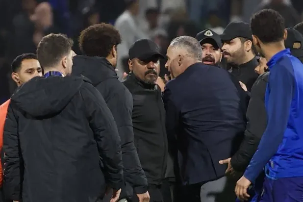 غوميز في نقاش حاد مع الحكم بعد نهاية المباراة (تصوير: نايف العتيبي)