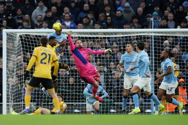 غويهي (يسار) يتصدي برأسه لتسديدة من أحد لاعبي وولفرهامبتون (رويترز)