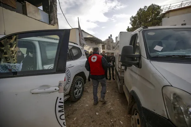 خلال تسليم الجثامين الـ15 في قطاع غزة (إ.ب.أ)