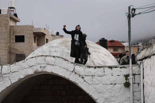 يهود يؤدون صلاة «الشحريت» لأول مرة منذ 25 عاماً في قبر يوسف بنابلس