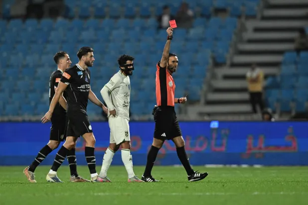 لحظة إشهار حكم اللقاء البطاقة الحمراء للاعب الحزم سعود الراشد (تصوير: عبد الرحمن السالم)