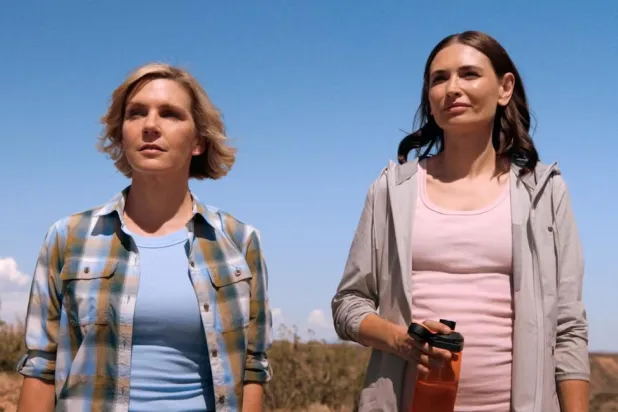 Pluribus'ta Carol Sturka rolündeki Rhea Seehorn'a (solda) 44 yaşındaki Karolina Wydra (sağda) eşlik ediyor (Apple TV)