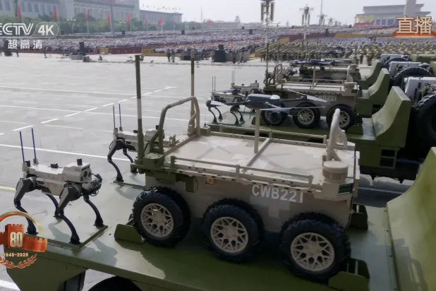 Eylül'de Pekin'de düzenlenen askeri geçit töreninde "robot kurtlar" da gösterilmişti (CCTV)
