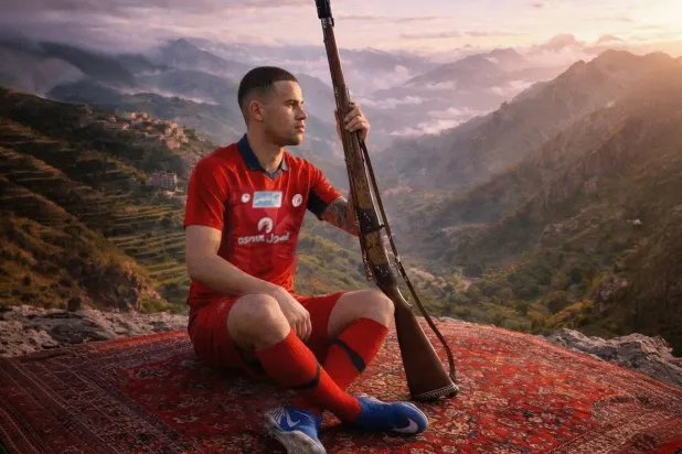 منشور يظهر اللاعب آريلسون وإلى جانبه بندقية مرتدياً قميص ضمك (موقع النادي)