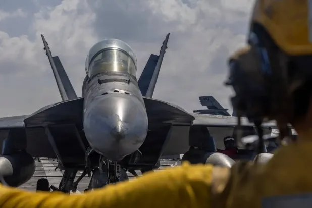 ABD Donanması tarafından yayınlanan bir fotoğrafta, Boeing F/A-18E/F Super Hornet savaş uçağının 23 Ocak'ta USS Abraham Lincoln uçak gemisine inişi görülüyor. (AP)