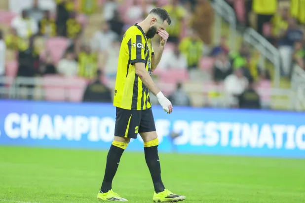 
بنزيمة غاضب من عدم تناسب العرض الاتحادي الجديد مع إمكاناته (تصوير: عدنان مهدلي)