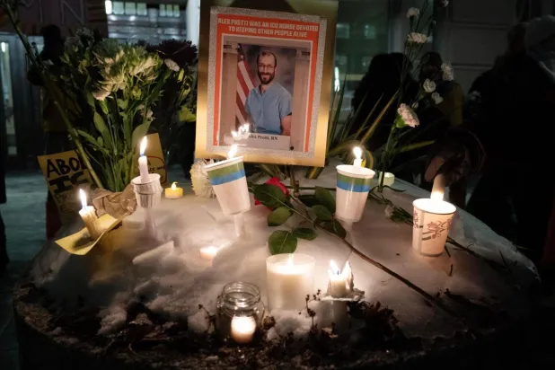 أشعل المتظاهرون الشموع تكريماً لأليكس بريتي خلال وقفة احتجاجية بالشموع أمام مقر وزارة شؤون المحاربين القدامى في واشنطن 28 يناير 2026 (أ.ب)