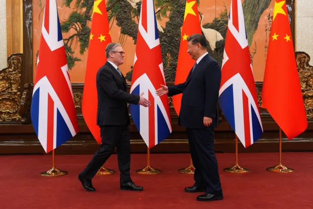 الرئيس الصيني شي جينبينغ مشتقبلا رئيس الوزراء البريطاني كير ستارمر في بكين أمس (أ. ب)