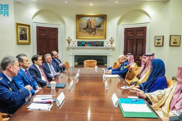 وزير الدفاع السعودي يبحث مع وزير الحرب الأميركي جهود إحلال السلام بالمنطقة