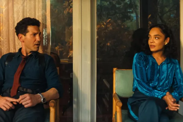 The Walking Dead'de canlandırdığı Shane Walsh karakteriyle üne kavuşan Emmy ödüllü Jon Bernthal (solda), Christopher Nolan'ın bu yıl vizyona girecek yeni filmi The Odyssey'de de rol alıyor (Netflix) 