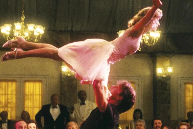 İlk Dans, İlk Aşk bir yaz kampında dans öğretmenliği yapan Johnny Castle ve tatil için ailesiyle birlikte tesise gelen Baby'nin hikayesini merkeze alıyor (Vestron Pictures / Artisan Entertainment)