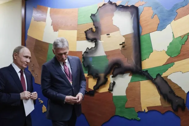  Russian President Vladimir Putin and Kremlin spokesman Dmitry Peskov in August 2025 (AFP) 