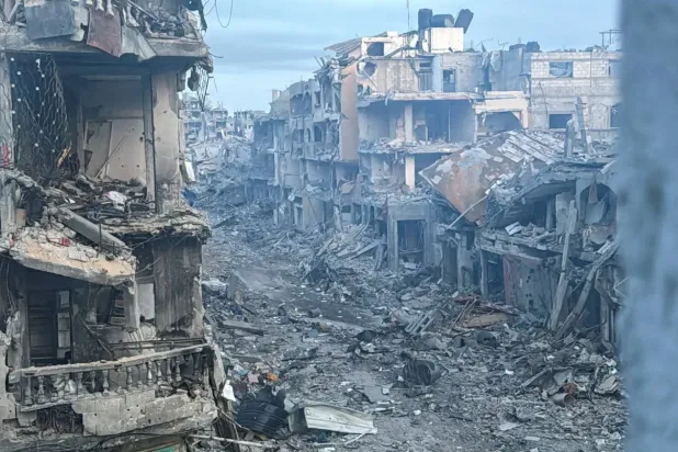 İsrail’in Gazze Şeridi’ne yönelik askeri operasyonu sırasında, kuzeydeki Beyt Lahiya’da ağır hasar gören Filistinlilere ait evler (18 Aralık 2024 – Reuters)