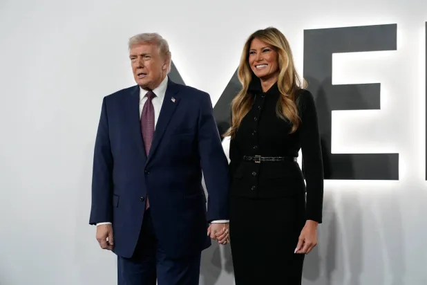 الرئيس الأميركي دونالد ترمب والسيدة الأولى ميلانيا يحضران العرض الأول لفيلم «ميلانيا» في مركز جون إف كيندي التذكاري (أ.ب)