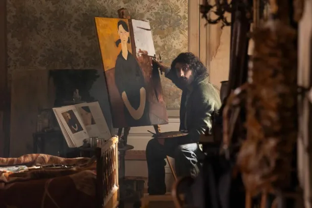 34 yaşındaki İtalyan aktör Pietro Castellitto, ilk yönetmenlik denemesini 2020'de çektiği ve Venedik Film Festivali'nden ödülle dönen I Predatori'yle yaptı (Netflix)