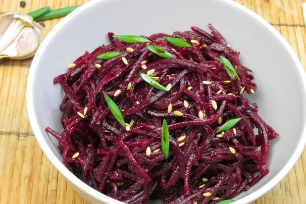 الشمندر المخلل يظهر نتائج واعدة في دعم الصحة الإدراكية (بيكسباي)