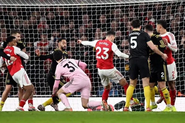 من مواجهة مانشستر يونايتد وآرسنال في الدوري الإنجليزي (رويترز)