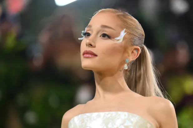 Ariana Grande geçmişte bedeniyle ilgili istenmeden yapılan yorumların olumsuz etkilerine dikkat çekmişti (AFP)