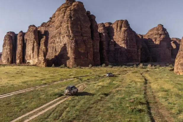 خلال عبور القافلة أرجاء محمية «شرعان» بطبيعتها البِكر يكتشف الضيوف أسرار التاريخ (واس)