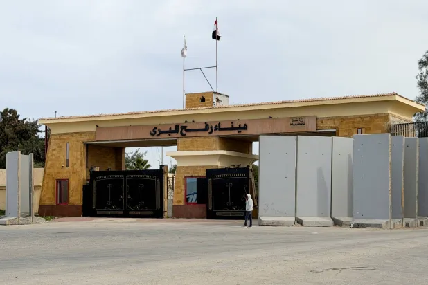 صورة من معبر رفح الحدودي بين مصر وقطاع غزة من الجانب المصري من الحدود 29 يناير 2026 (رويترز)