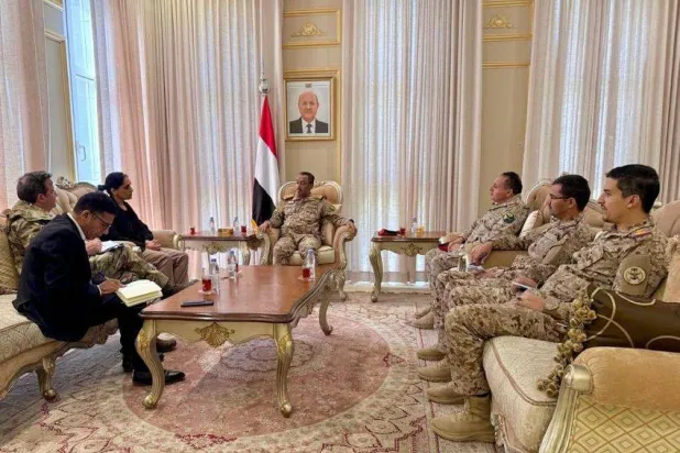 رئيس هيئة الأركان اليمنية صغير بن عزيز مجتمعاً مع السفيرة البريطانية (سبأ)