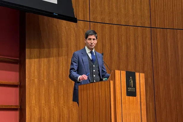 كيفن وورش يتحدث خلال مؤتمر حول السياسة النقدية في مؤسسة هوفر بجامعة ستانفورد في بالو ألتو كاليفورنيا - مايو 2025 (رويترز)