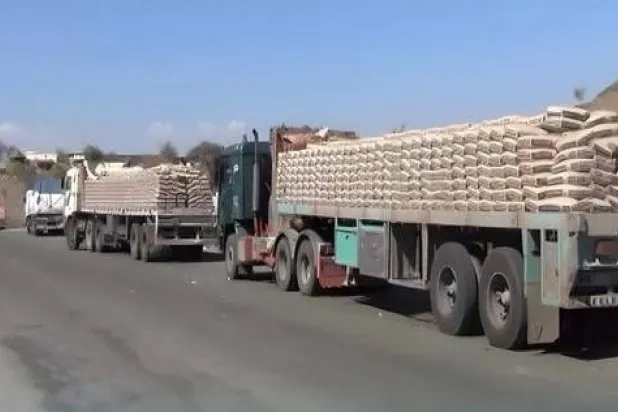 تجار الإسمنت يتكبدون خسائر كبيرة نتيجة جبايات نقاط التفتيش الحوثية (فيسبوك)