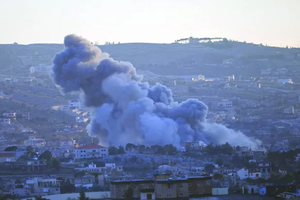 تصاعد الدخان من جراء غارات إسرائيلية على جنوب لبنان (أ.ف.ب)