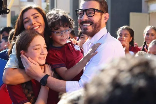 في لقطة مع أسرته بمسلسل «لعبة وقلبت بجد» (الشركة المنتجة)