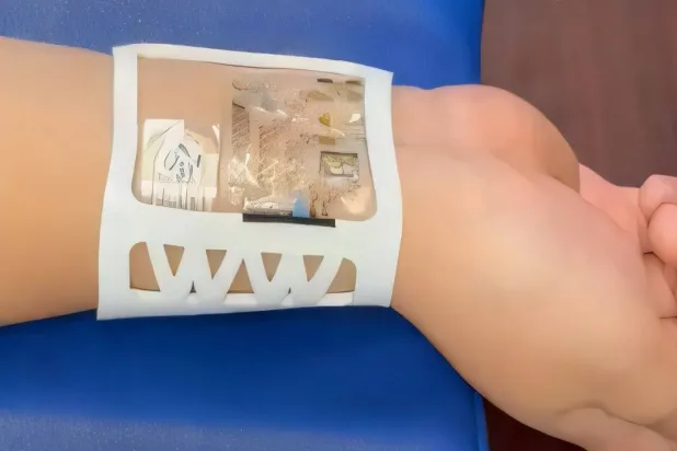 الجهاز الجديد يقيس هرمون الكورتيزول أحد أبرز هرمونات التوتر من خلال العرق (جامعة كاليفورنيا)