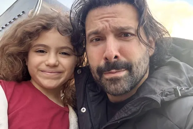 جو طراد مع الطفلة روسيل زعيتر صاحبة شخصية «ملاك» (صور الممثل)