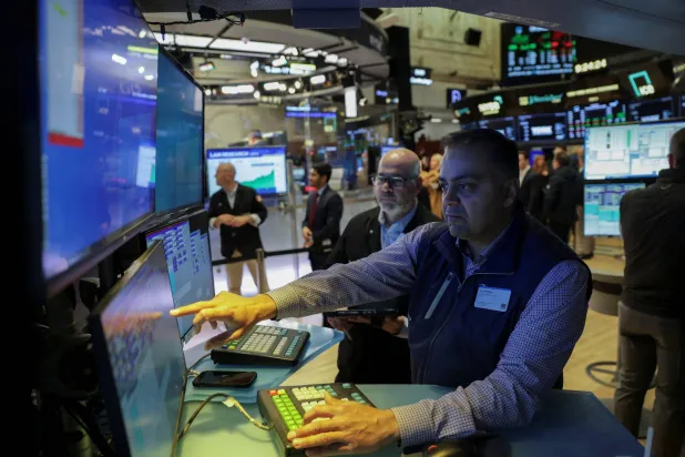 متداولون يعملون في بورصة نيويورك (رويترز)