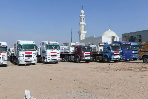 جانب من شاحنات المساعدات الإنسانية المقدمة من «التيار الصدري» إلى أهالي غزة (مكتب الصدر)