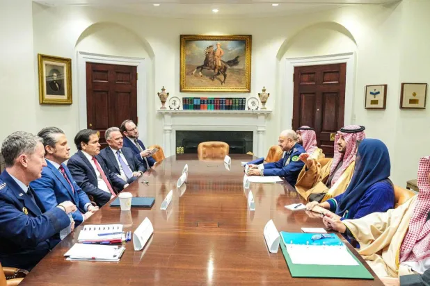 الأمير خالد بن سلمان خلال اجتماعه مع ماركو روبيو وبيت هيغسيث وستيف ويتكوف في واشنطن الخميس (وزارة الدفاع السعودية)