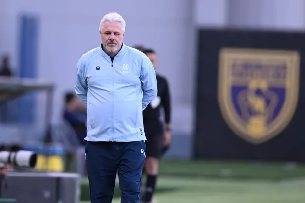 الروماني سوموديكا المدير الفني للأخدود (تصوير: بشير صالح)