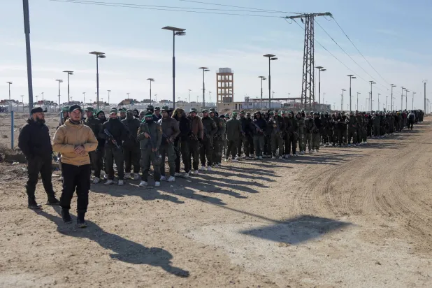 أفراد من قوات الأمن السورية في مخيم الهول (رويترز)