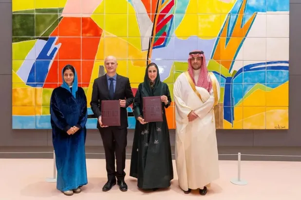 جرت مراسم توقيع الشراكة خلال افتتاح النسخة الثالثة من «بينالي الدرعية للفن المعاصر» بحي جاكس في الدرعية (واس)