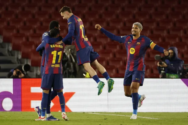لاعبو برشلونة والفرحة بتأهلهم إلى دور الـ16 بدوري أبطال أوروبا (إ.ب.أ)